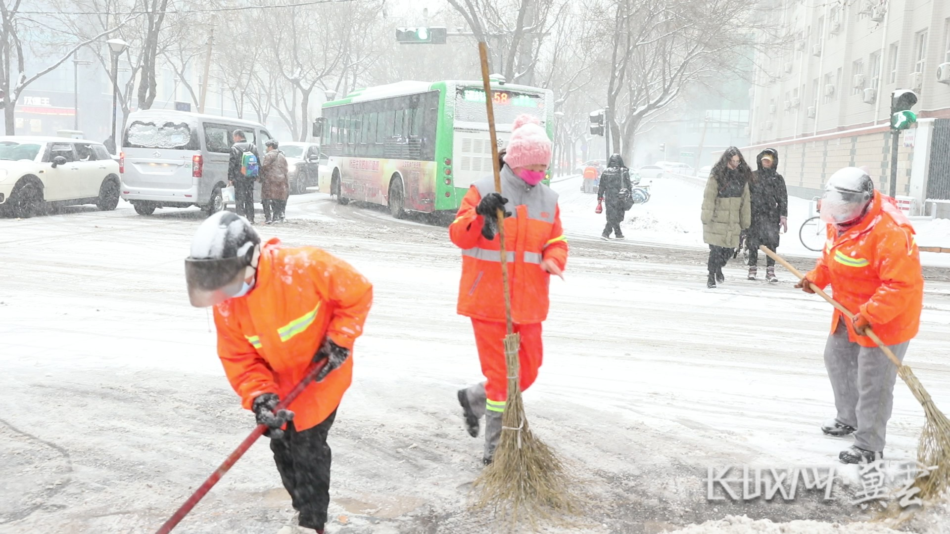 马长翟（中）带领工友们在清雪