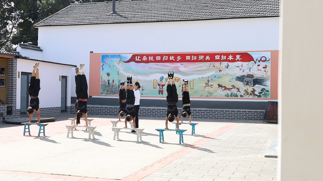 刁家班杂技小院内，班主刁桂华正在指导学生训练。田金蕊摄