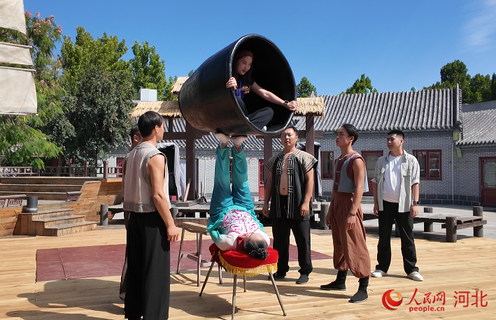 吴桥杂技大世界江湖文化城内的蹬缸表演。人民网记者 方童摄