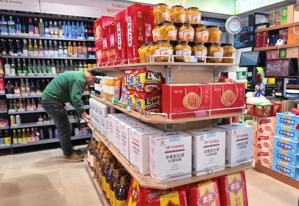 石家庄同福爆品店(每乐鲜店)的民生爆品区堆头,生鲜、主食、粮油等民生商品整齐摆放。实习生马旭东摄