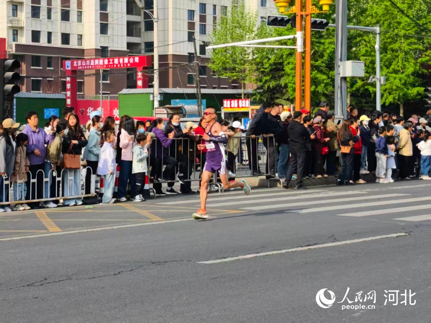 2026文博定州半程马拉松选手正在比赛中。人民网记者 朱延生摄